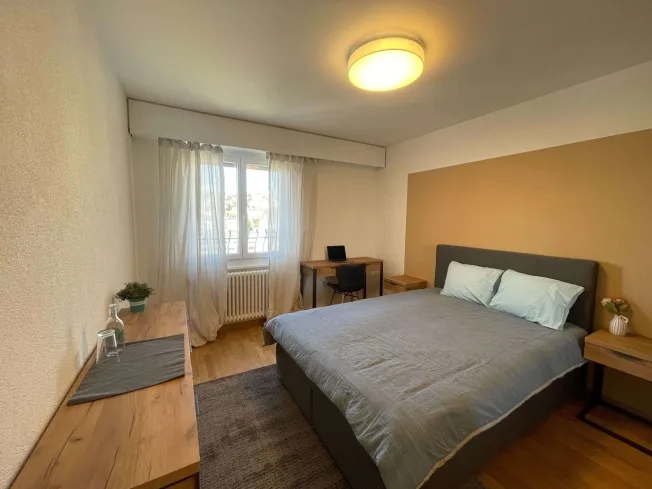 Chambre meublée dans un appartement rénové dans un emplacement privilégié – Foto 25 von 32