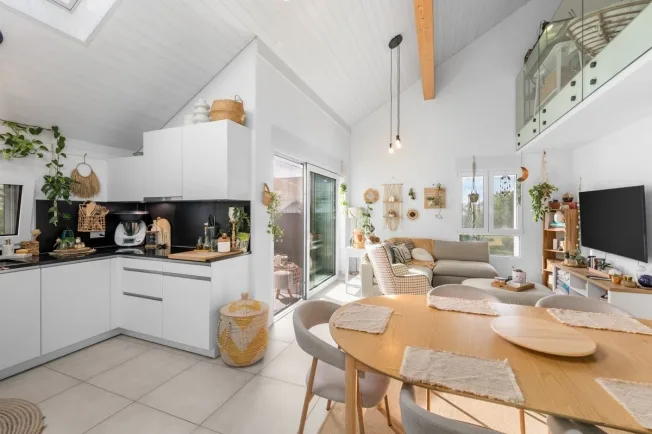Dachgeschoß-Duplex, Helligkeit und Ruhe in einem 2023 erbauten Gebäude – Foto 5 von 13