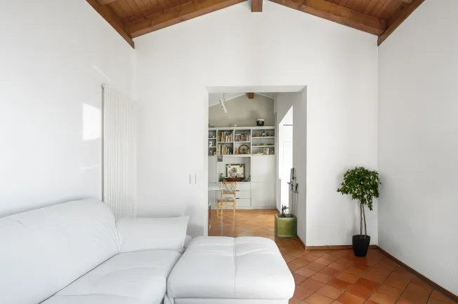 Bright attic apartment with garden and terrace – photo 3 of 9
