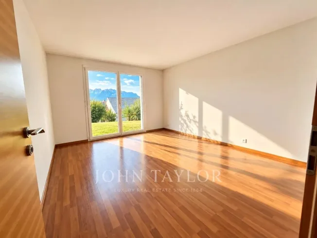 Villa indipendente in posizione tranquilla con vista panoramica sul lago – foto 15 di 19