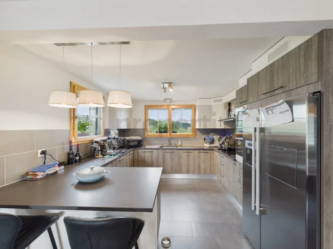Atemberaubende Aussicht, Großer Garten mit Pizzaofen, Fußbodenheizung, Keller & Idyllischer Familienrahmen! – Foto 5 von 26