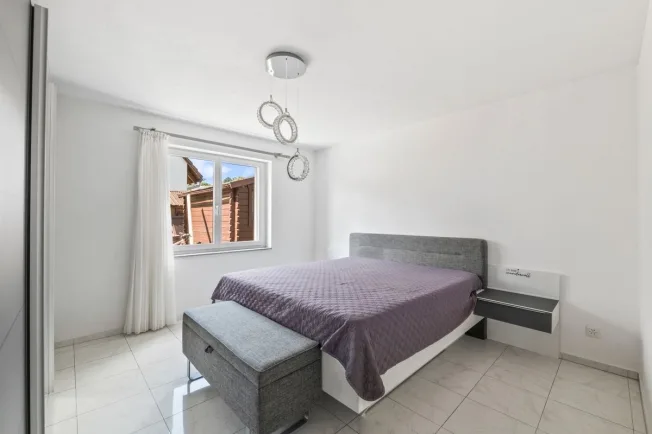 Lichtdurchflutete 4.5-Zimmer-Gartenwohnung mit Lift und Tiefgaragenplatz – Foto 9 von 13