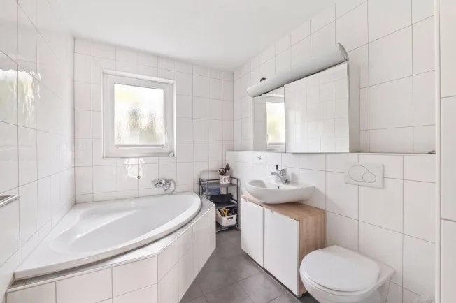 Lichtdurchflutete 4.5-Zimmer-Gartenwohnung mit Lift und Tiefgaragenplatz – Foto 11 von 13