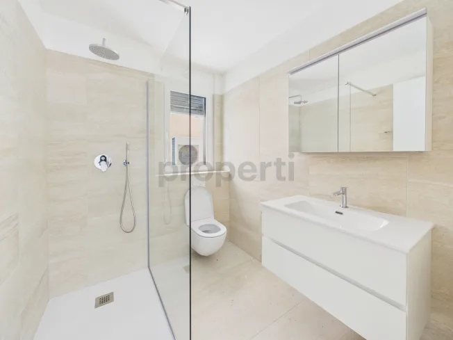 Spazi Luminosi, Tecnologia Sostenibile, Design Moderno & Posizione Servita! // Lichtdurchflutete Räume, Nachhaltige Technologie, Modernes Design & Zentrale Lage! – Foto 5 von 12