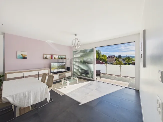 Weitblick auf das Schloss und die Préalpes, Attika mit 3 m Deckenhöhe, Balkon 12 m² & Parkplatz inklusive! – Foto 1 von 18