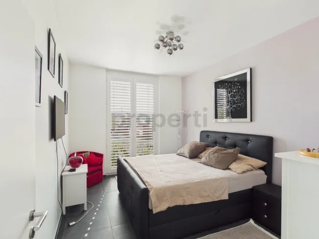 Weitblick auf das Schloss und die Préalpes, Attika mit 3 m Deckenhöhe, Balkon 12 m² & Parkplatz inklusive! – Foto 5 von 18