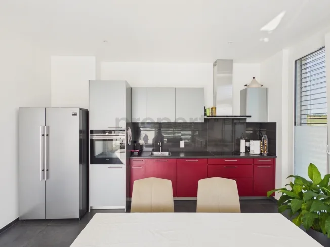 Weitblick auf das Schloss und die Préalpes, Attika mit 3 m Deckenhöhe, Balkon 12 m² & Parkplatz inklusive! – Foto 4 von 18