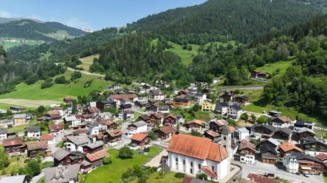 4 Zimmer Einfamilienhaus in Rueun – Foto 3 von 12