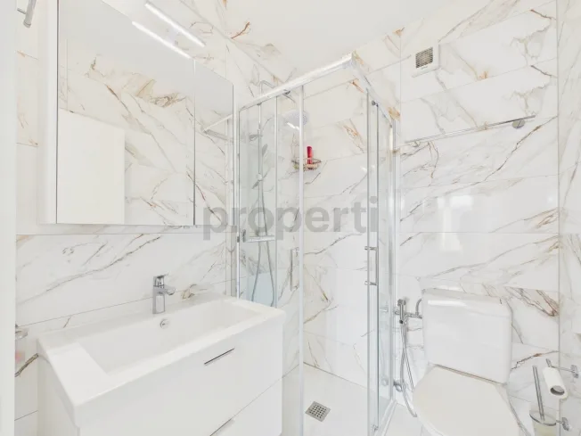 Elegante Attico 4.5 Locali Ristrutturato con Vista Lago Panoramica – photo 10 sur 24