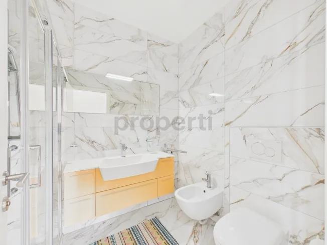 Elegante Attico 4.5 Locali Ristrutturato con Vista Lago Panoramica – photo 9 sur 24