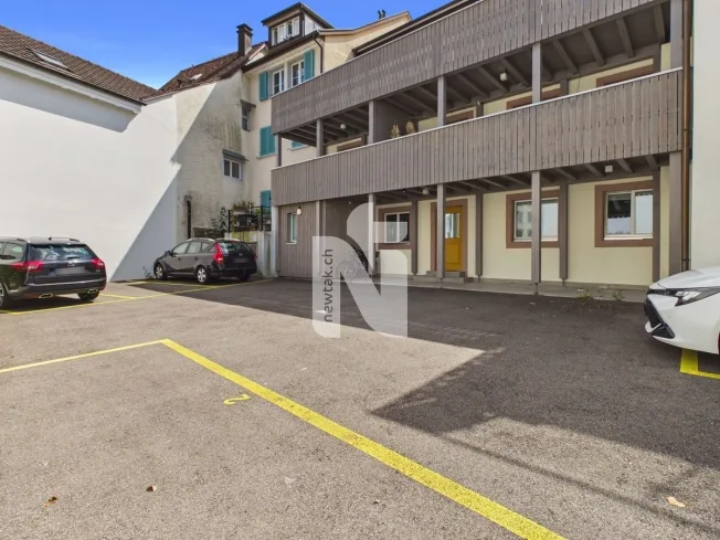 Appartamento di 2,5 locali ristrutturato con amore, con fascino rustico e balcone, in posizione centrale a Liestal – foto 12 di 12