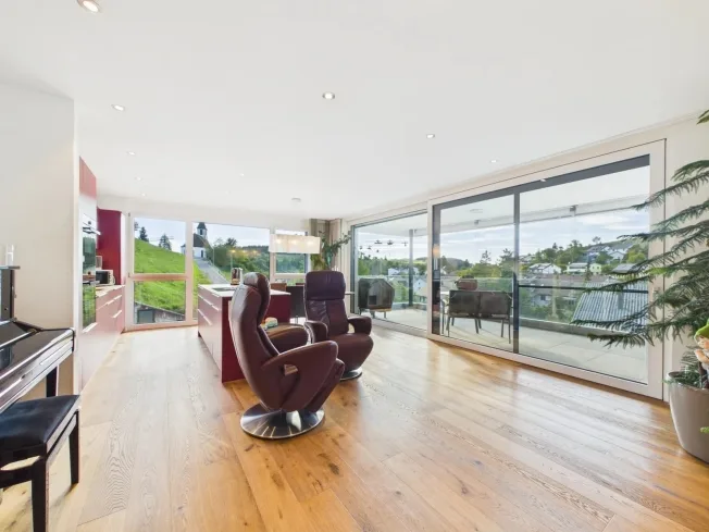 Exklusive 4.5-Zimmer-Wohnung mit grosszügiger Terrasse und Balkon – Foto 3 von 13
