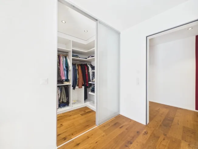 Exklusive 4.5-Zimmer-Wohnung mit grosszügiger Terrasse und Balkon – Foto 10 von 13