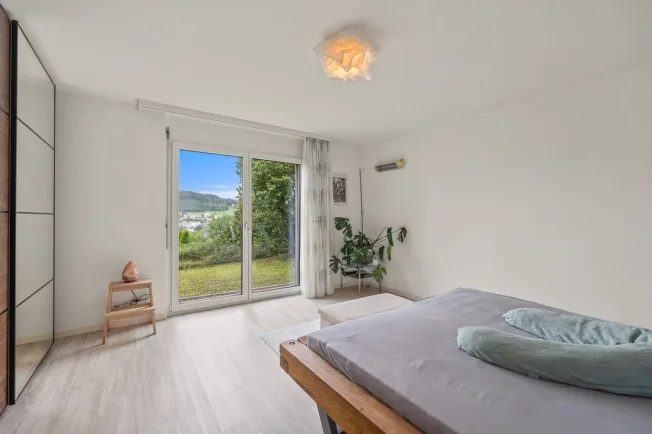 Fantastische Aussicht mit grosszügigem Garten – Foto 3 von 11