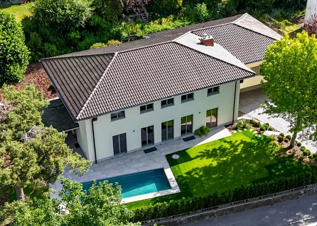 EXKLUSIVES WOHNJUWEL MIT STIL, ELEGANZ UND POOL – photo 1 of 14