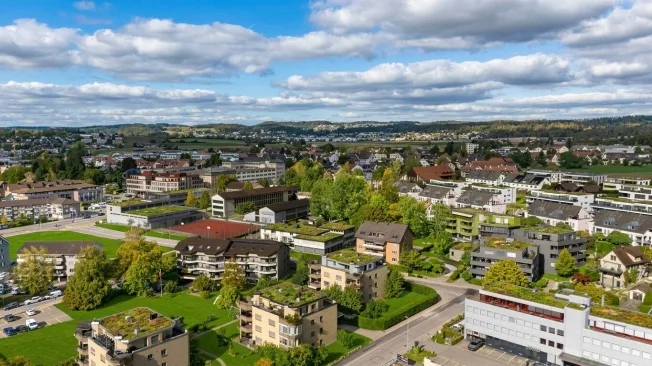 Exklusive Attikawohnung umschlossen mit grosser Terrasse – Foto 17 von 19