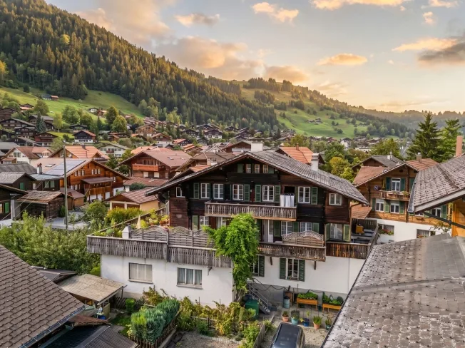 HISTORISCHES WOHN- UND GESCHÄFTSHAUS IM HERZEN VON ZWEISIMMEN – foto 1 di 13