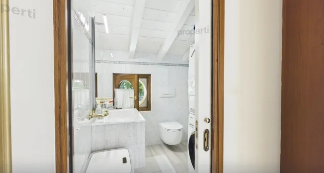 Penthouse with Spectacular Lake View, Private Garden with Pergola, Panorama & Superior Standing! – photo 9 of 13