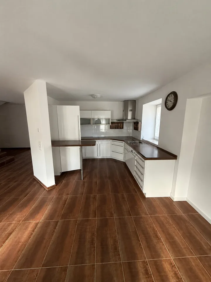Grosszügige 5½-Zimmer-Maisonettewohnung mit Cheminée, Privatgarten und ausgebautem Dachgeschoss
