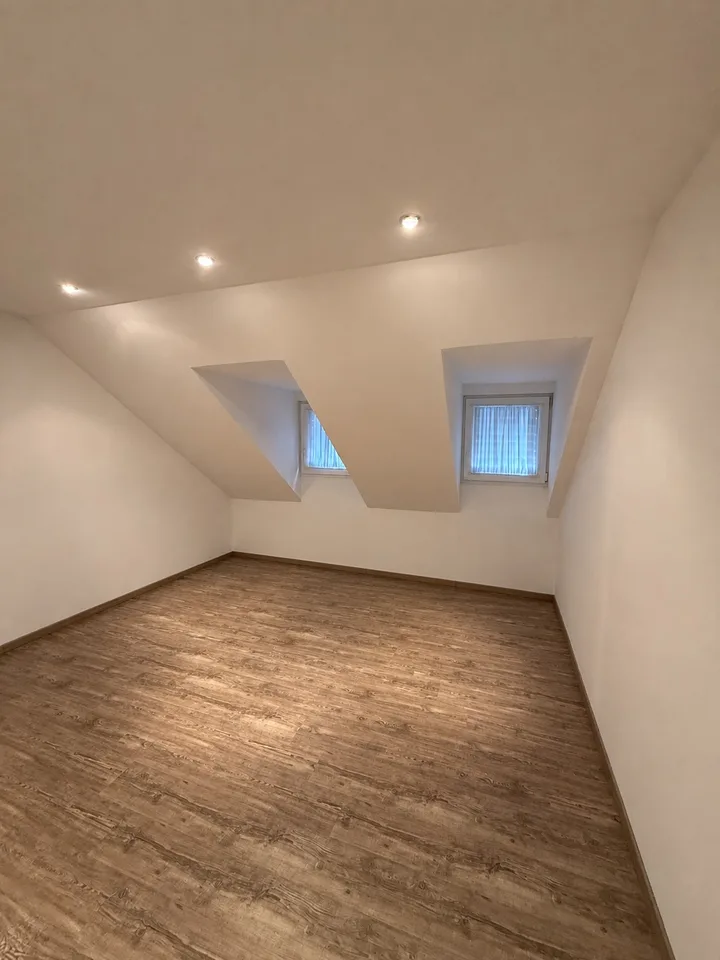 Grosszügige 5½-Zimmer-Maisonettewohnung mit Cheminée, Privatgarten und ausgebautem Dachgeschoss