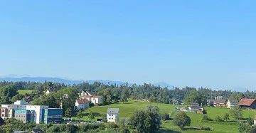 Moderne 4.5-Zimmer-Wohnung mit Balkon und Blick ins Grüne