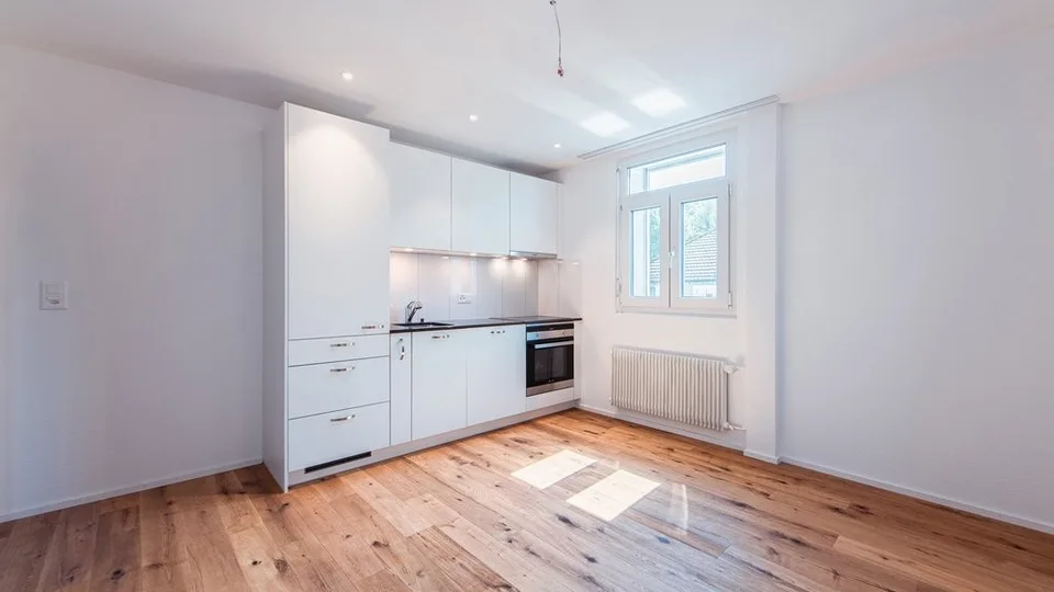 Appartamento ristrutturato con torre di lavaggio e balcone - 1 affitto gratuito – foto 6 di 12