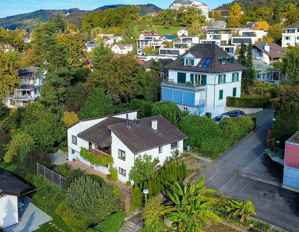 8 1/2-Zimmer Einfamilienhaus - mit privilegierter SW-Aussicht und zentraler Lage Schulen und ÖV