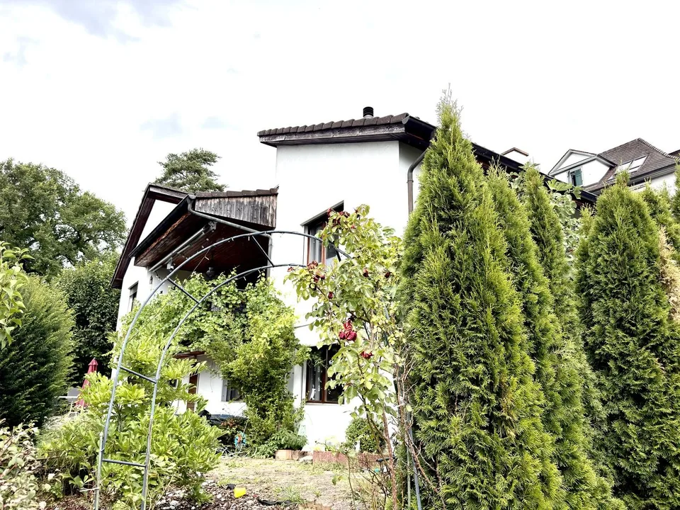 8 1/2-Zimmer Einfamilienhaus - mit privilegierter SW-Aussicht und zentraler Lage Schulen und ÖV