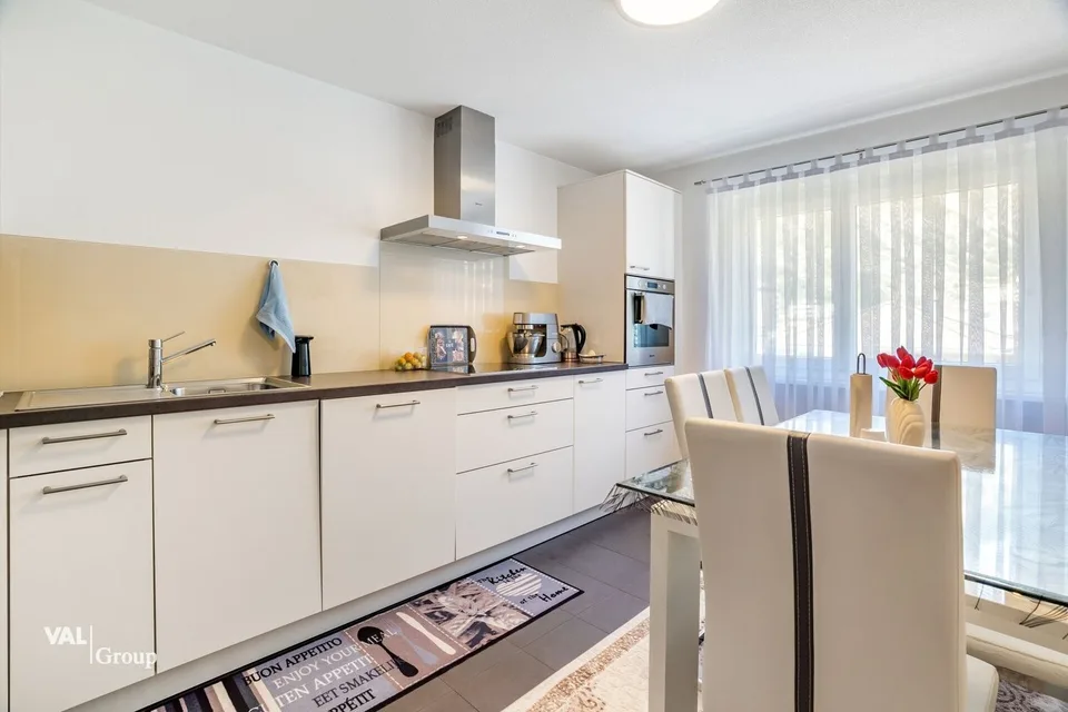 Appartamento soleggiato di 4,5 stanze con due garage in una posizione tranquilla a Steg – foto 3 di 16