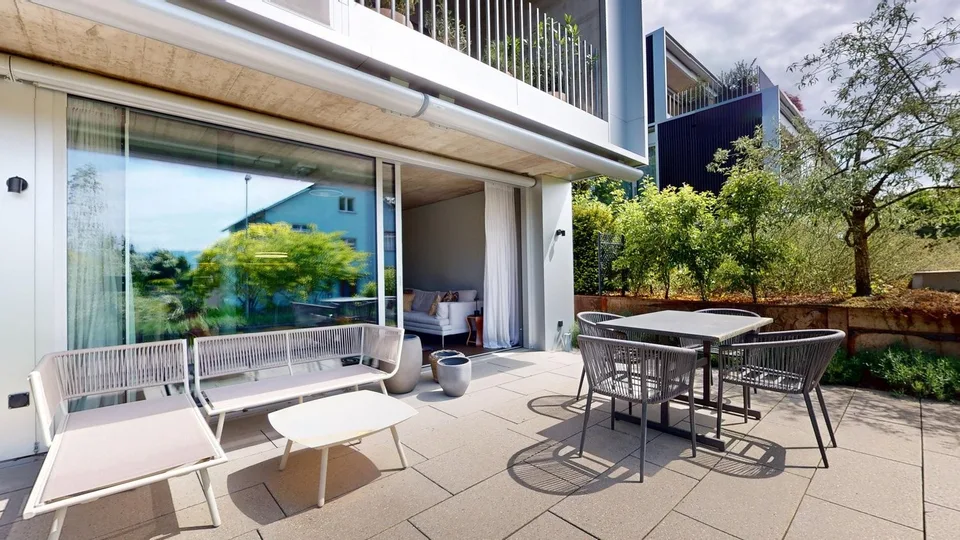Edle Gartenwohnung mit teilweiser Seesicht!