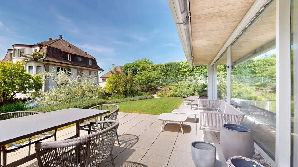 Edle Gartenwohnung mit teilweiser Seesicht!