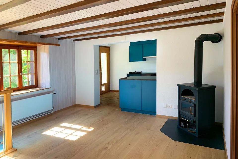 Frisch renovierte 3.5-Zimmer-Maisonette-Wohnung in pittoreskem Altbau mitten in der Natur