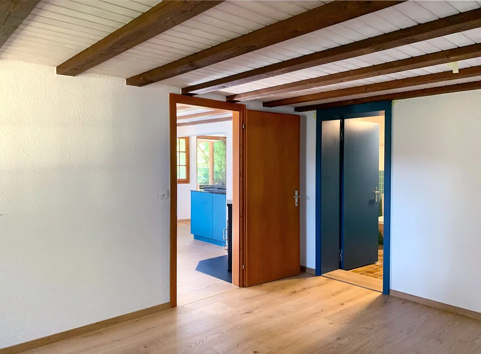 Frisch renovierte 3.5-Zimmer-Maisonette-Wohnung in pittoreskem Altbau mitten in der Natur