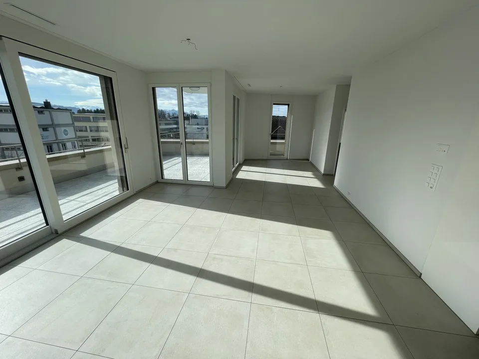 EXKLUSIVE 3.5-ZIMMER-ATTIKA-WOHNUNG MIT 360° PANORAMASICHT UND GROSSZÜGIGER SONNENTERRASSE