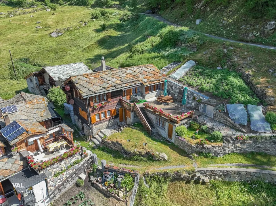 3.5 Zimmer Wohnung in einer heimeligen Alphütte