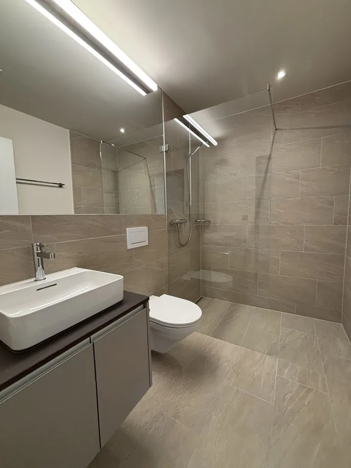 Neubau 3.5 Zimmer-Garten-Wohnung mit Garten und Blick auf den Zugersee – photo 4 of 20