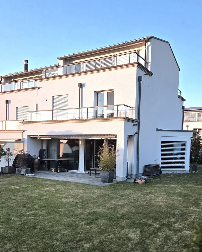 Geräumiges 6.5-Zimmer-Reiheneckhaus in ruhiger Lage in Berikon