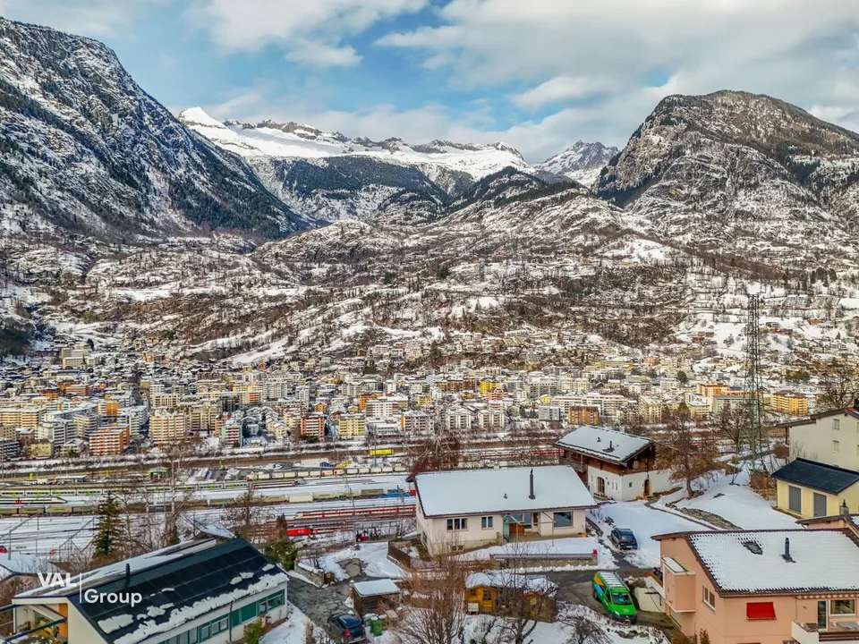 Vivere sopra i tetti di Brig-Glis: Ampio attico di 141 m2 con stile, fascino e vista libera