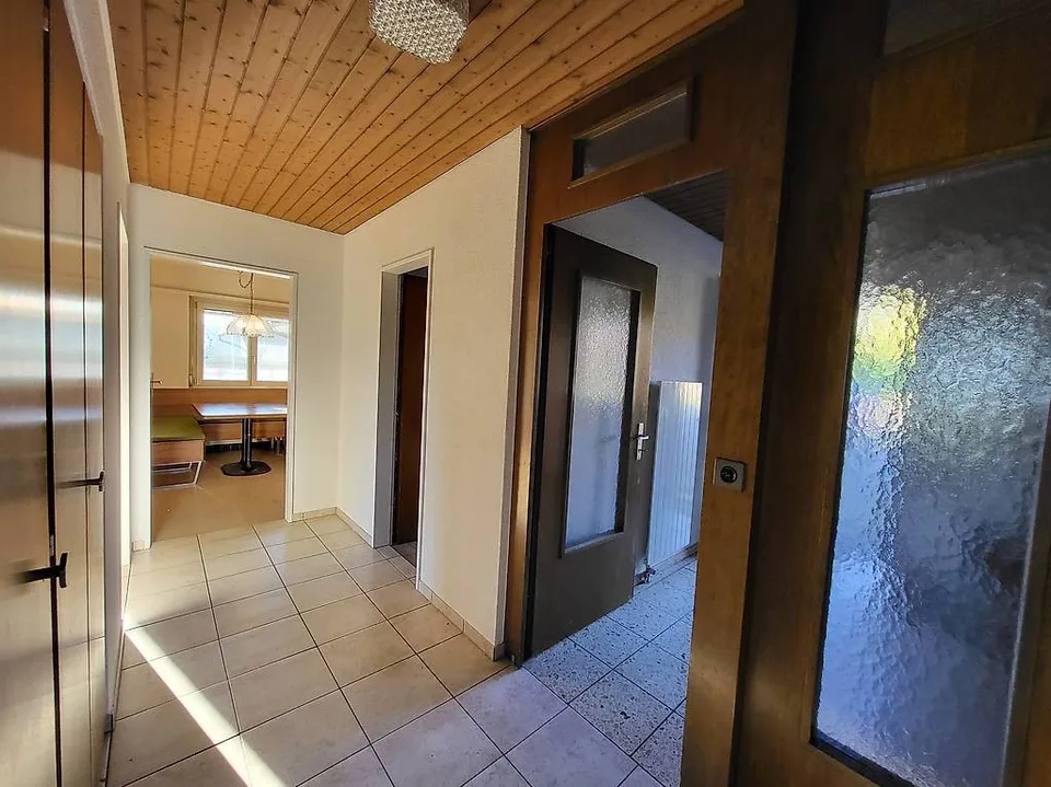 4.5 Zimmer Gartenwohnung mit Wintergarten, Balkon und Garage