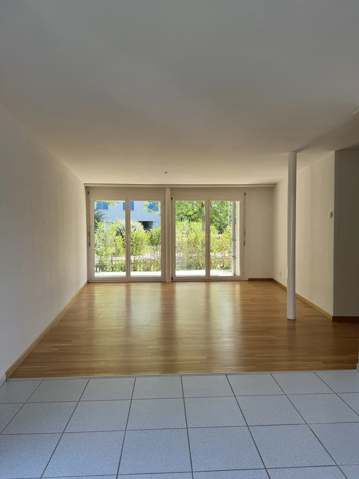 Grosszügige 2.5-Zimmerwohnung im Erdgeschoss mit Terrasse in Zürich