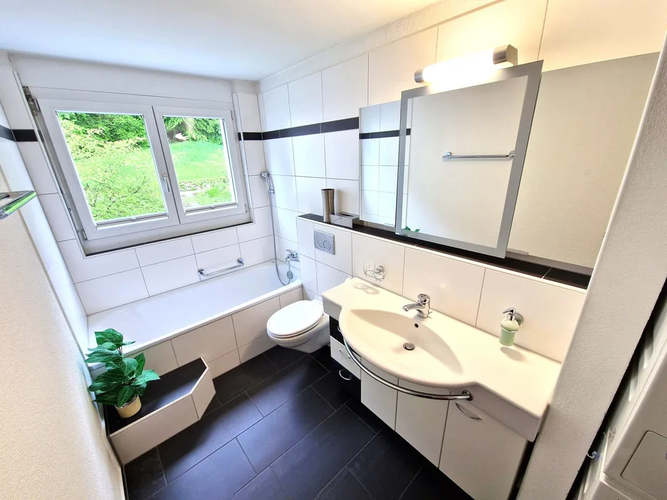 Attraktive 4.5-Zimmer-Wohnung mit Balkon und privatem Hobby-/Waschraum – photo 16 sur 33