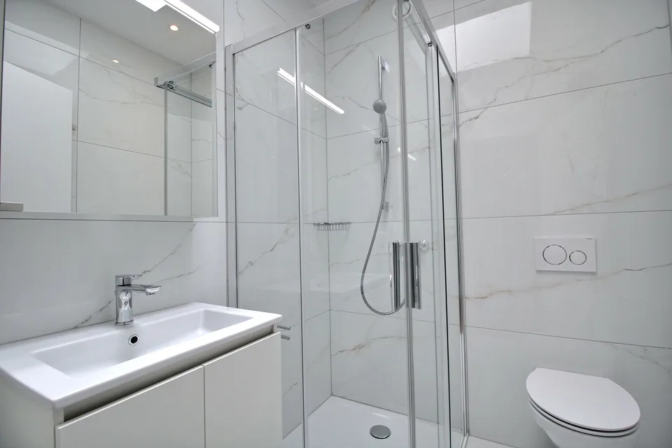 Außergewöhnliche 5.5-Zimmer-Wohnung im letzten Stock in Marly zur Miete! – Foto 6 von 17