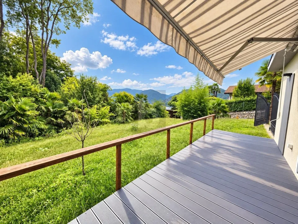 Jolie, immergée dans le verdure avec terrasse