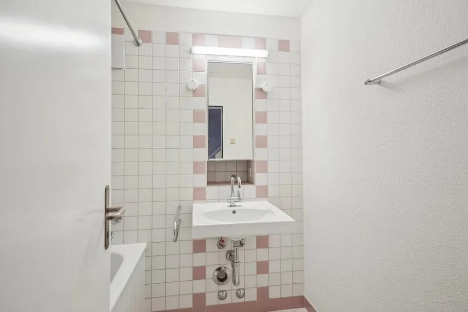 Great apartment - centrally located - shower and bath! – photo 5 of 6