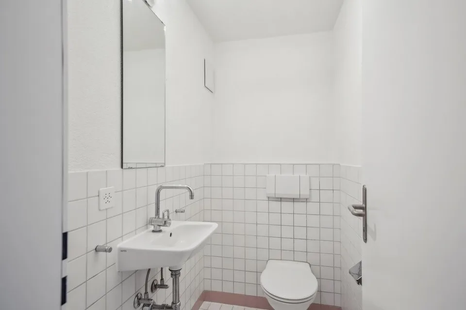 Great apartment - centrally located - shower and bath! – photo 4 of 6