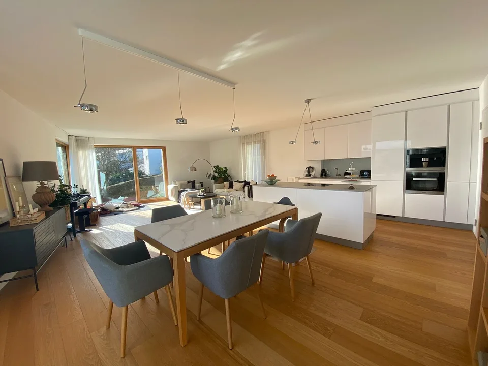 Top moderner, grosszügiger Neubau an traumhafter Lage, mit Balkon, Garten und eigenem Eingang.