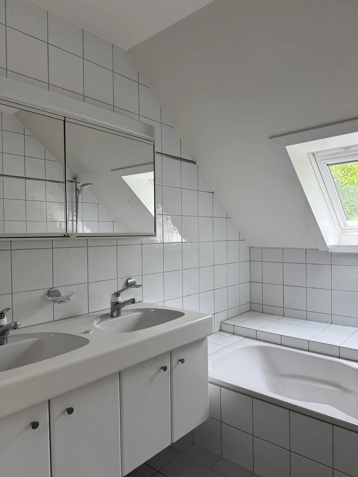 Helle 5.5-Zimmerwohnung im DG mit grosszügigem Grundriss in Hausen am Albis