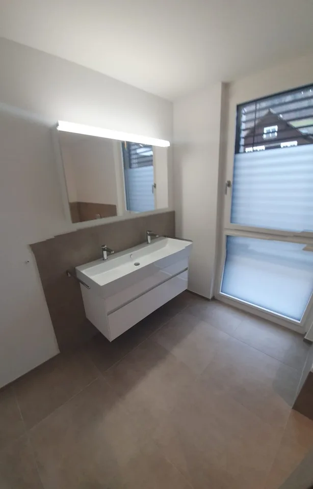 Grosszügige 4.5 Zimmer WHG mit grossem Balkon und Aussicht