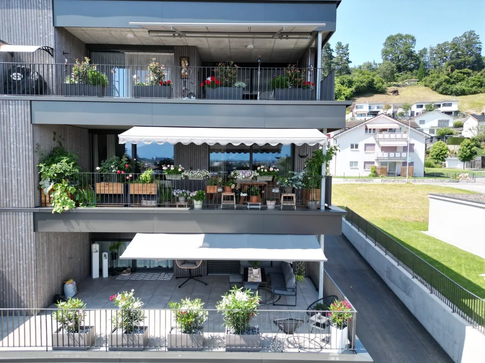 Grosszügige 4.5 Zimmer WHG mit grossem Balkon und Aussicht
