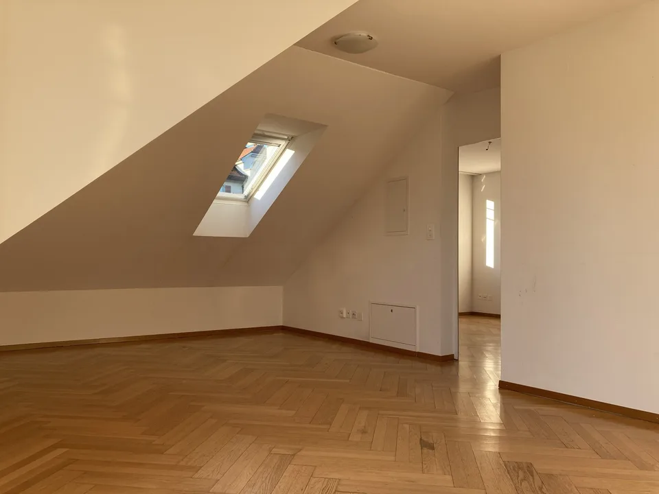 Nähe HSG : schöne, helle, ruhige 2-Zimmer-Dachwohnung